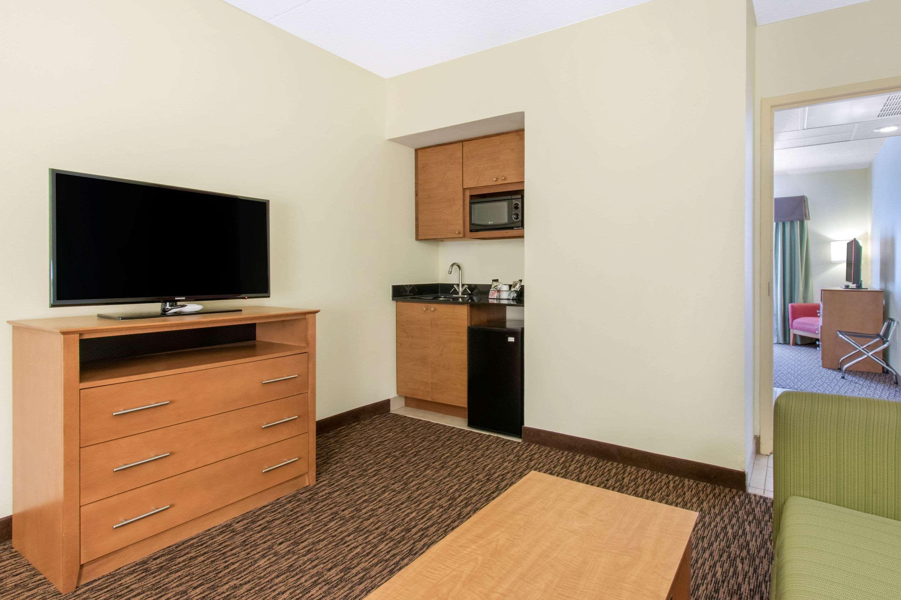 Clarion Hotel & Suites University-Shippensburg Exteriér fotografie